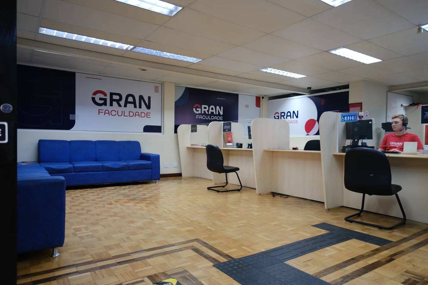 Secretaria e atendimento da Gran Faculdade Curitiba.