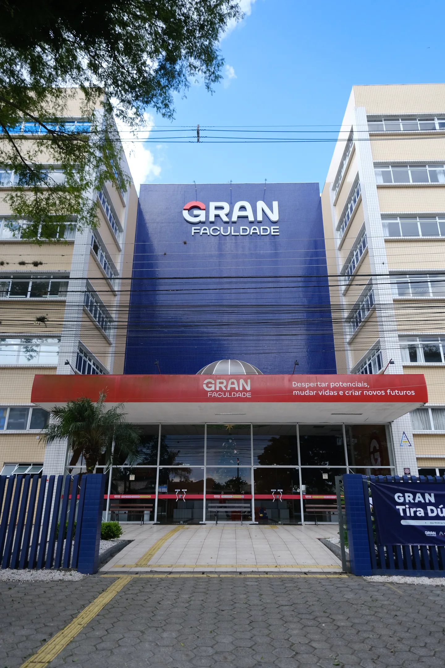 Fachada do prédio da Gran Faculdade Curitiba.