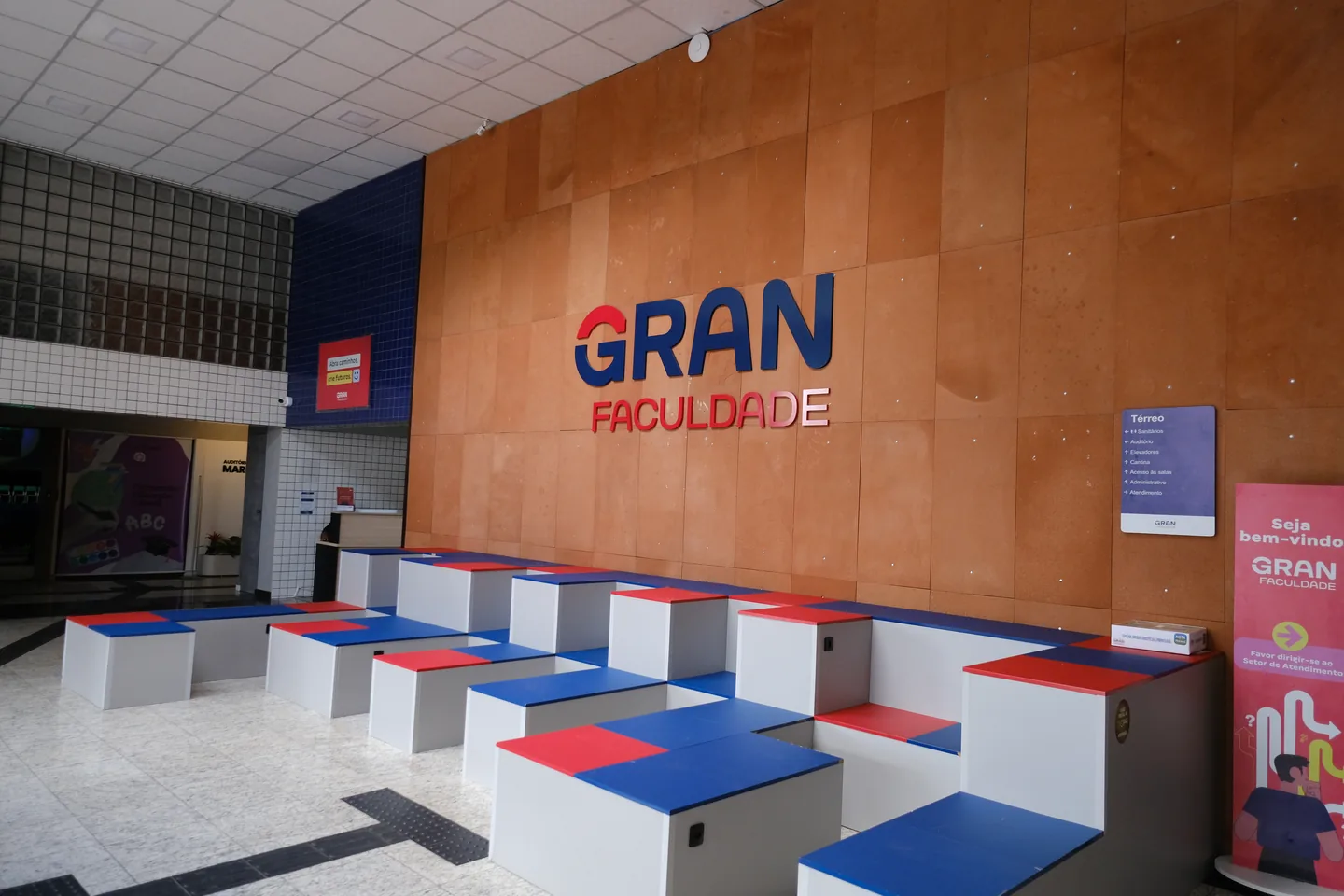 Hall de entrada da Gran Faculdade Curitiba.