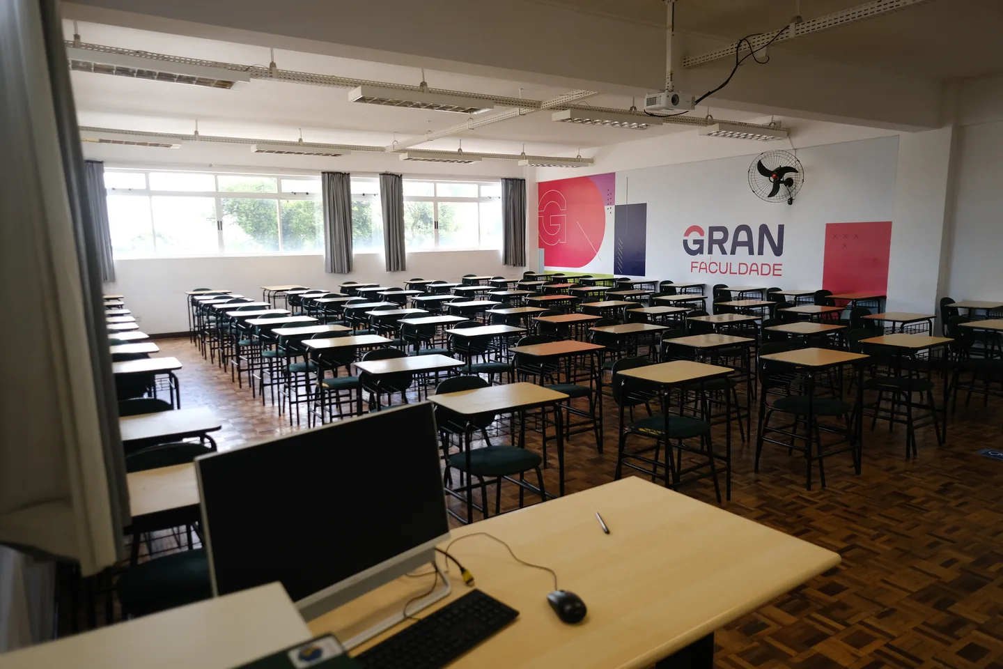 Sala de aula da Gran Faculdade Curitiba.